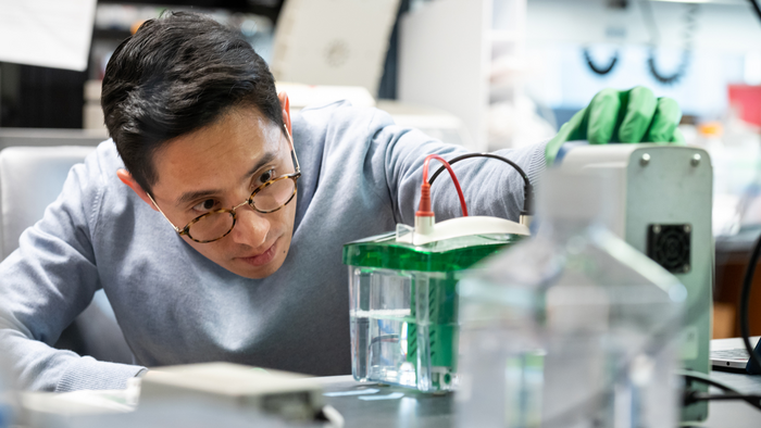 Alan Baik working in the lab at Gladstone Institutes