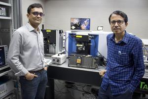 Sreetosh Goswami (left) and Navakanta Bhat (right) with the experimental setup