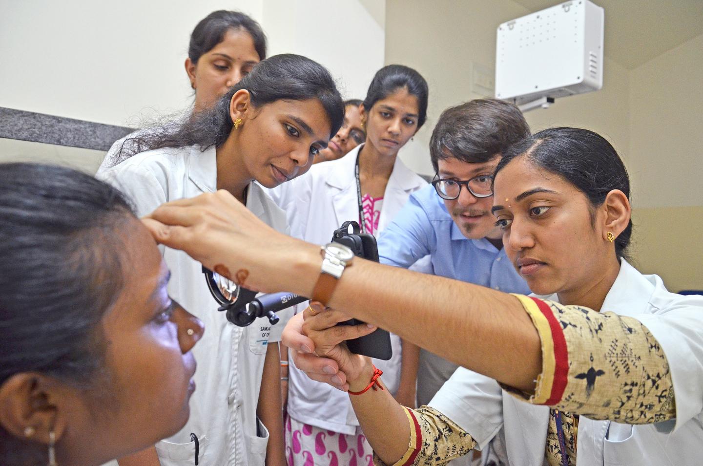 Smartphone-basiertes, telemedizinisches Augen-Screening in Indien: 