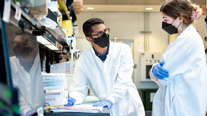 Gladstone researchers Abdullah Syed and Alison Ciling