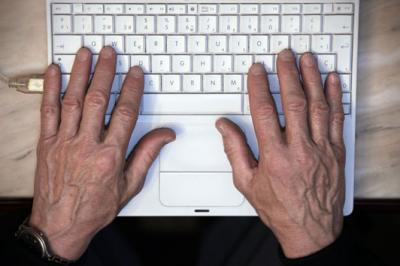 How Do Older People Use E-mail?