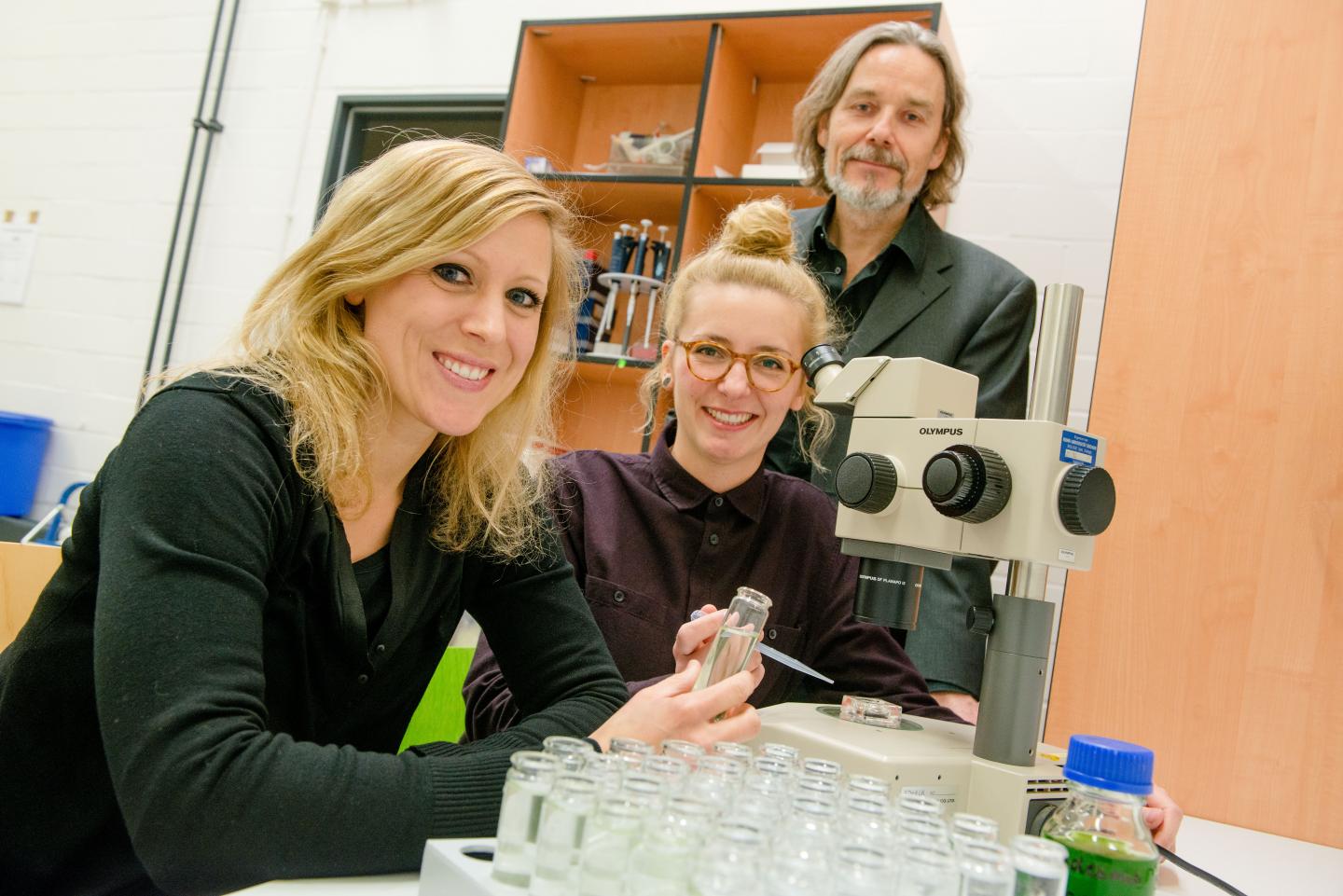 Linda Weiss (left), Leonie Pötter and Ralph Tollrian