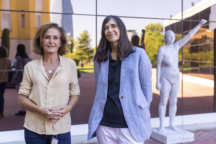 Researchers Paula Martínez and Maria A Blasco at the CNIO entrance