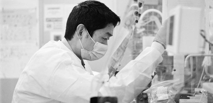 Prof. Li Working in the Lab