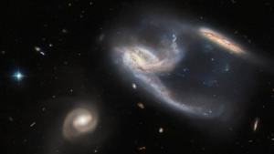 Hubble Spots a Starship-Shaped Galactic Pair