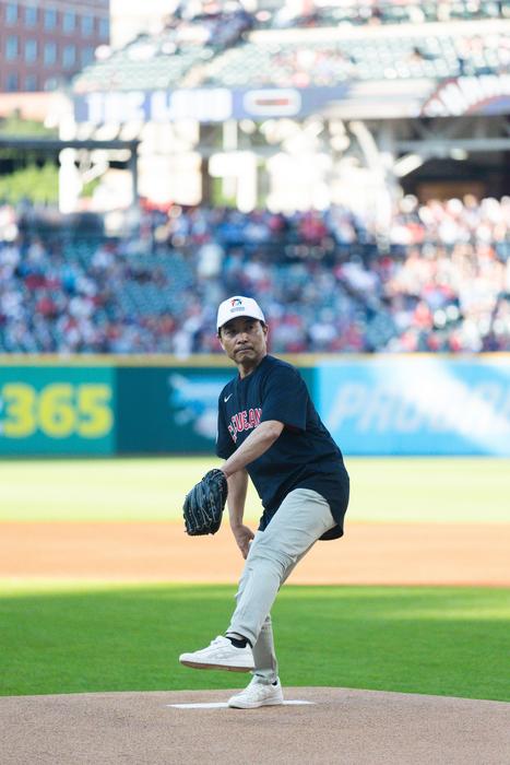 Professor CHOGAHARA Makoto, a board member of the International Masters Games Association, throwing the ceremonial first pitch at a Major League Baseball game. (Photo courtesy of Professor Chogahara)