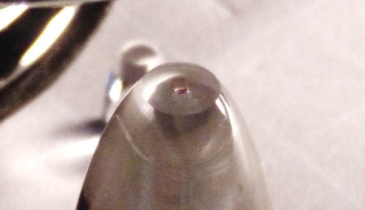 Diamant auf einer parabolischen Lichtsammellinse