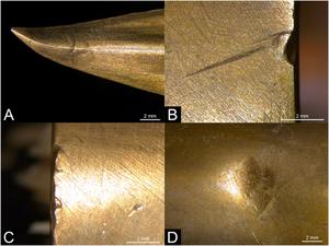 Abnutzung von Bronzespeerspitzen während des freien Speerkampfexperiments: (A) Verbogene Spitze; (B–C) Beschädigung am Schaftrand; (D) runde Vertiefung