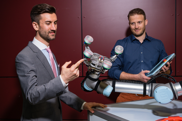 Neuartiger Robotergreifer auf der Hannover Messe: Mit künstlichen Muskeln alles im Saug-Griff