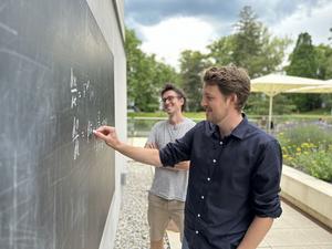 Edouard Hannezo & David Brückner at a blackboard at ISTA