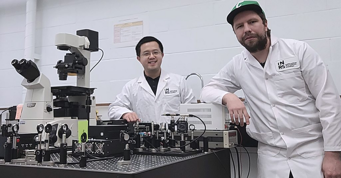Professor Jinyang Liang and doctoral student Patrick Kilcullen in their laboratory at the Énergie Matériaux Télécommunications Research Centre of the INRS