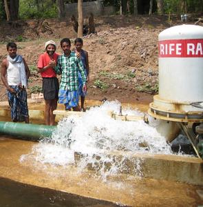 Punit Singh (second from left) with ram pump installed in Taipadar, Chhattisgarh, India