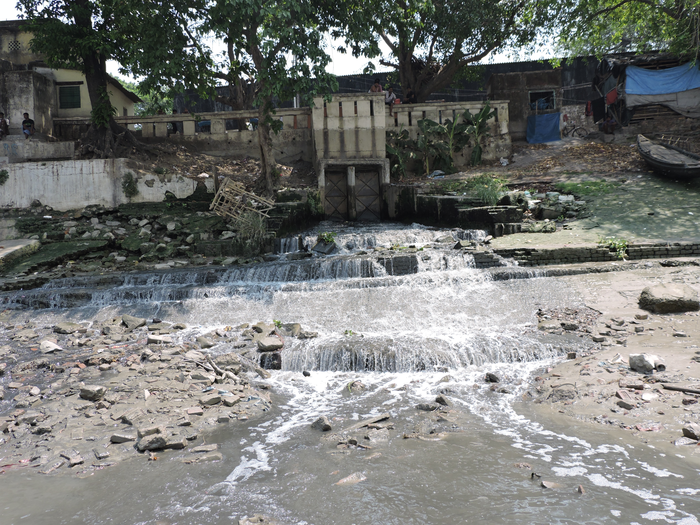 A city outfall discharging untreated municipal wastewater in River Ganges