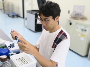 Dr. Yosuke Hoshino conducting biological analyses