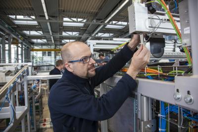 Planning and Building Products and Production Plants Simultaneously