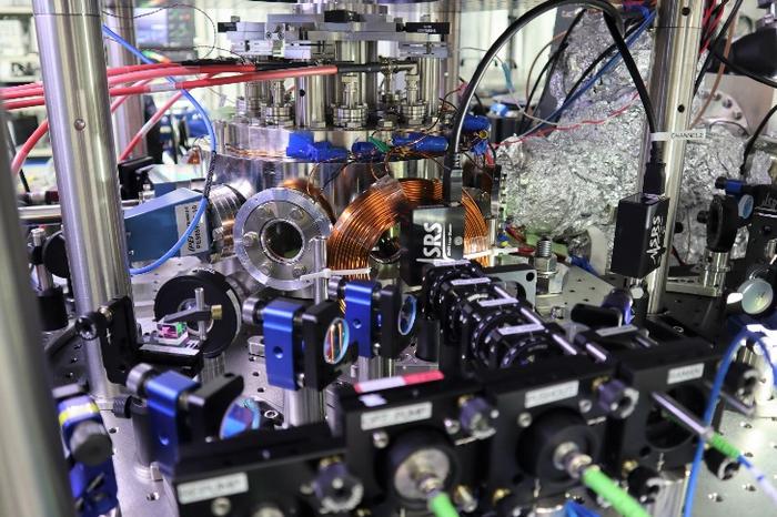 Experimental setup for the cold-atom (neutral-atom) quantum computer at Kenji Ohmori group. (Photograph by Takafumi Tomita)