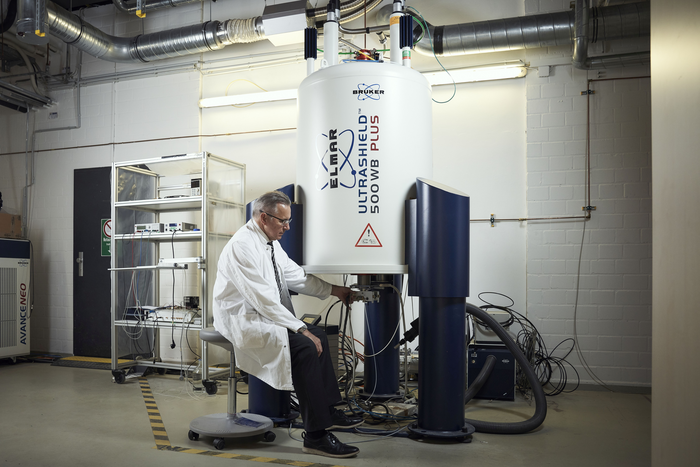 The team from the new Collaborative Research Center aims to reduce the volume of high-performance magnetic resonance systems by a factor of 200. (Photo: Amadeus Bramsiepe, KIT)