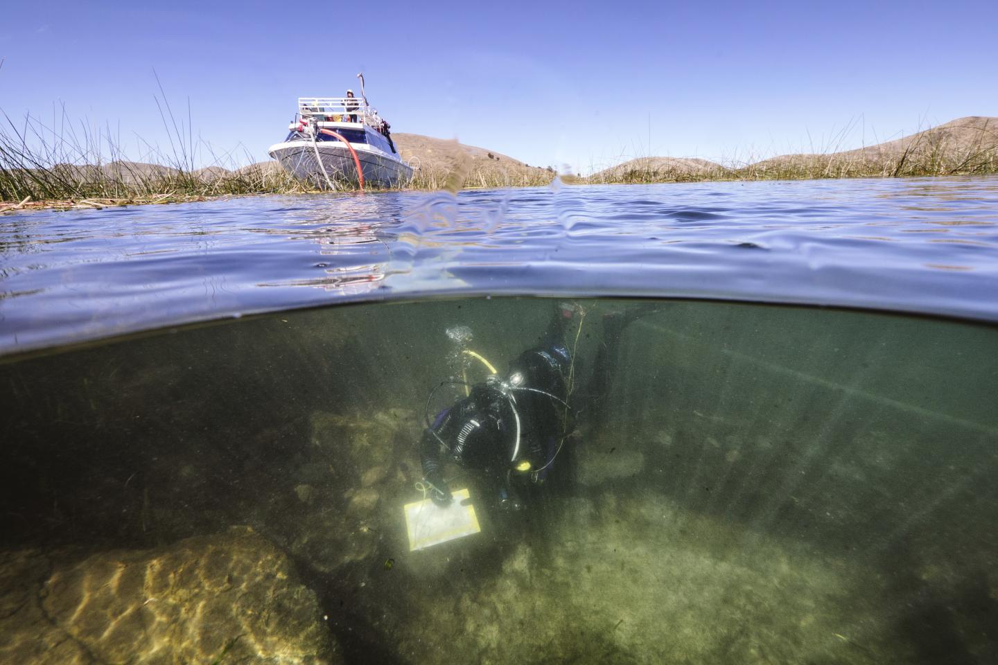 в озере под водой