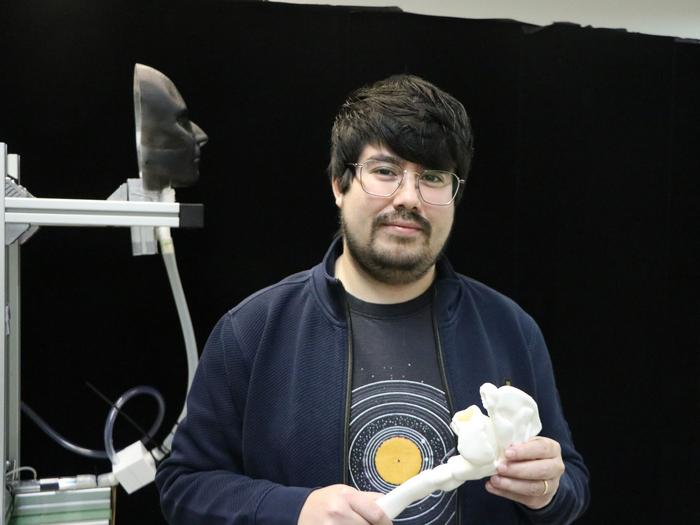 Nicolás Catalán, coauthor of the research, with the three-dimensional model of the human upper respiratory tract.