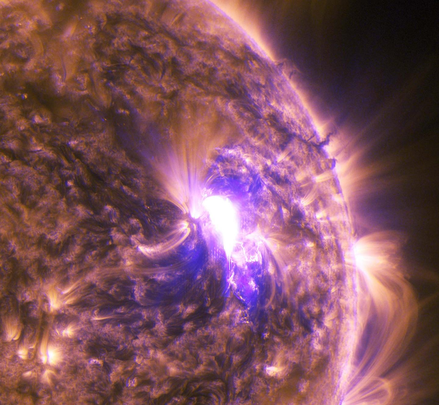 SDO Sees Mid-level Solar Flare