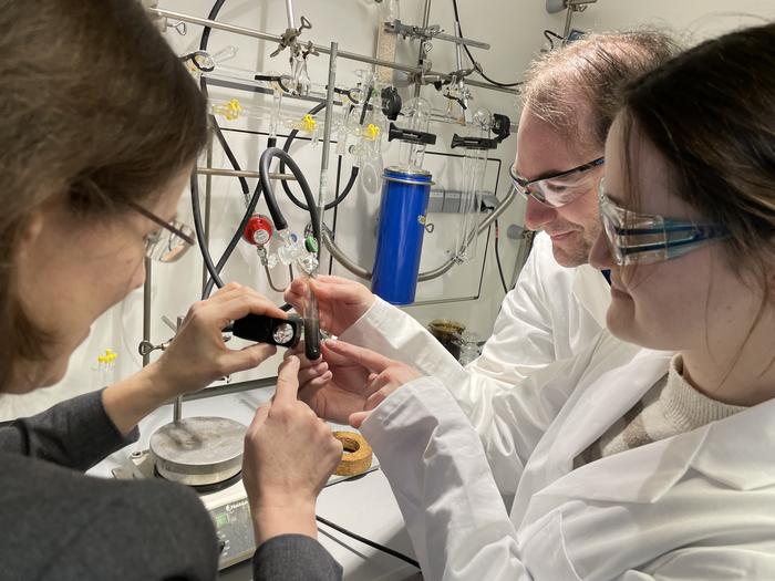 Professor Stefanie Dehnen (left) with Dr. Benjamin Peerless (center) and Dr. Julia Rienmüller (right) in the lab.