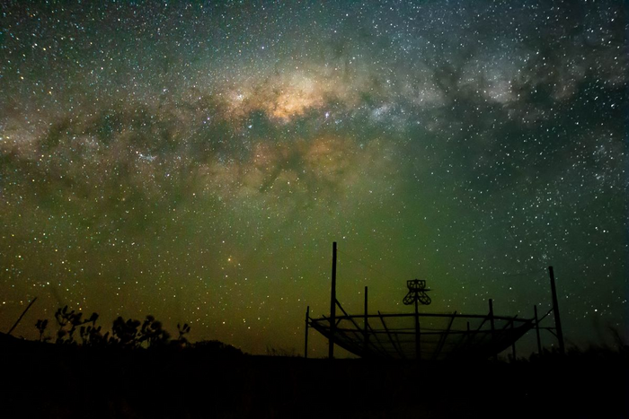 The HERA radio telescope at night