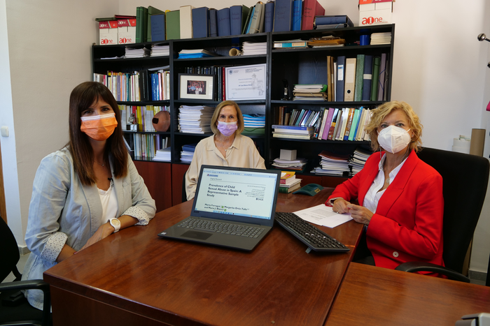 The three researchers of the UMA, authors of this study, in an office of the Faculty of Psychology