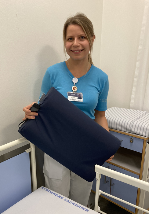 Patients waiting for urgent surgery in A&E feel calmer and experience less pain if given a music pillow