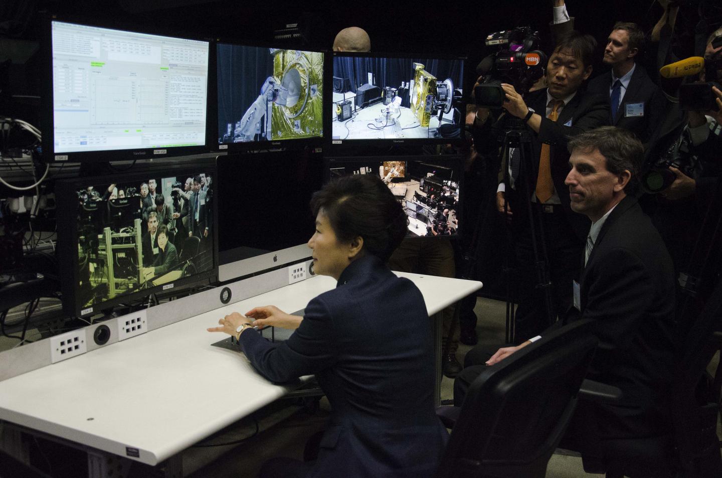 President Park Geun-hye of South Korea Visits NASA Goddard