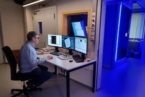 PD Dr. Jean-Marc Jeckelmann, co-author of the study, taking images with the new cryo-electron microscope (the blue illuminated device in the background).