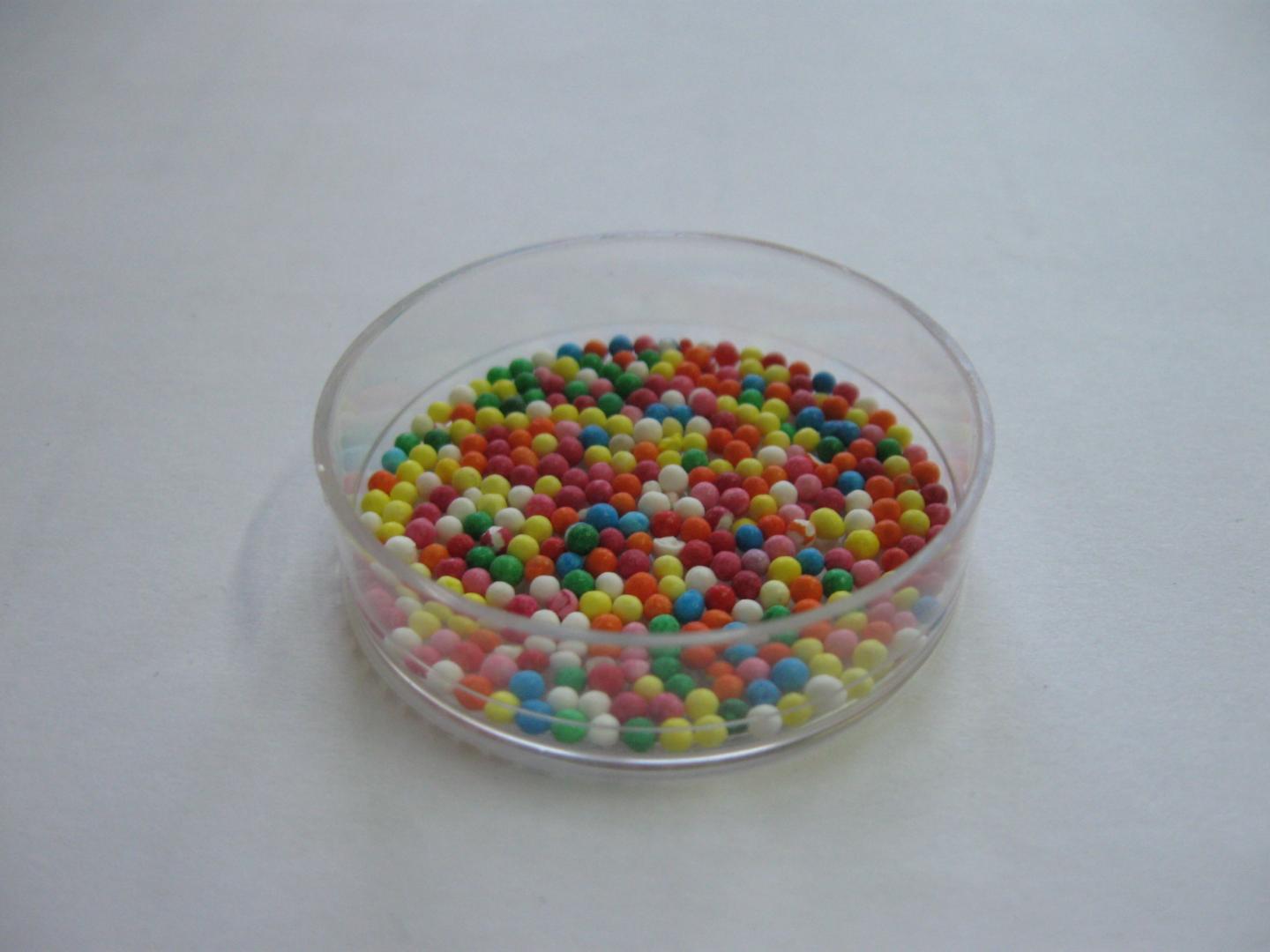 Self-Ordering of Christmas Cake Balls Decoration in Petri Dish