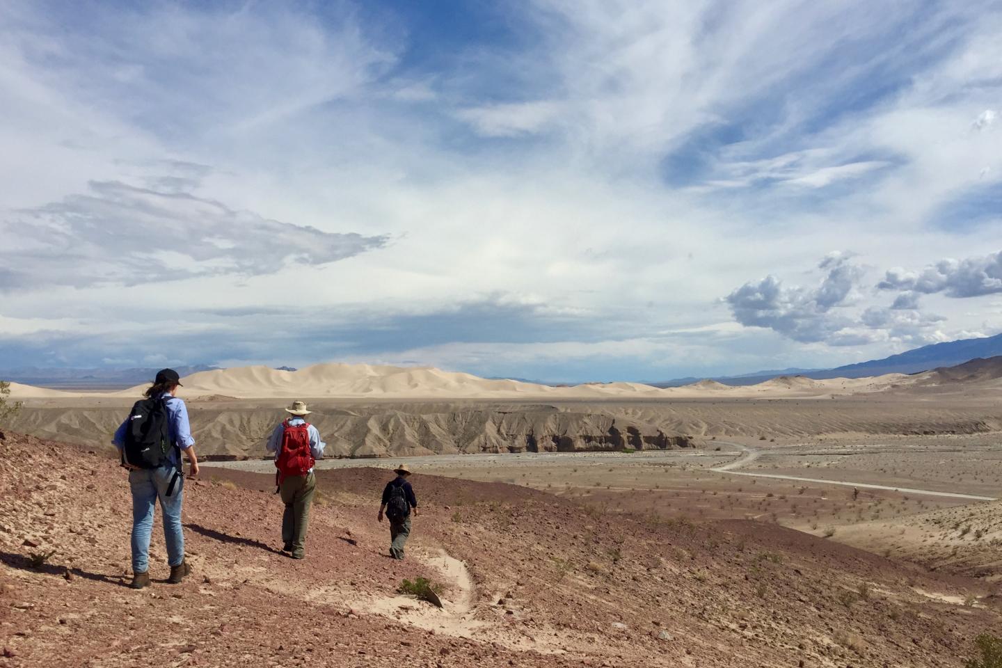 Les chercheurs parcourent le désert afin d’étudier des formations de fer