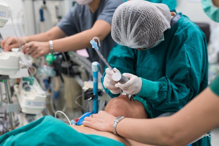 A patient undergoing tracheal intubation in ICU.