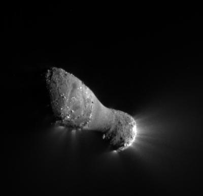 Jets Streaming Out of the Nucleus  of Comet Hartley 2