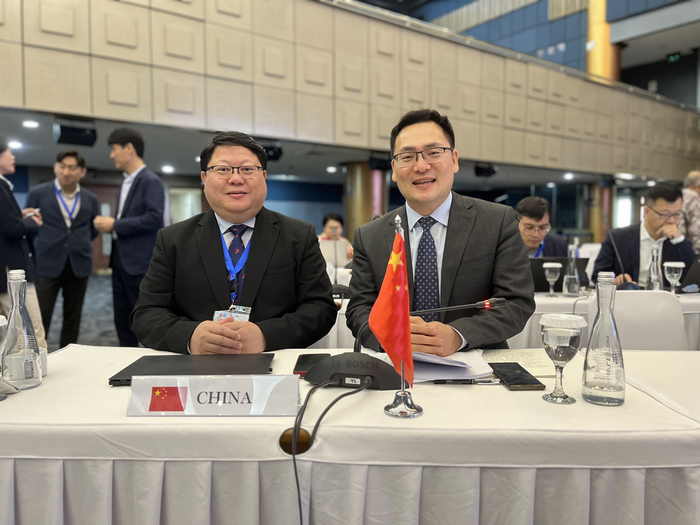 Professor Leung (left) with Mr Wang An-tao