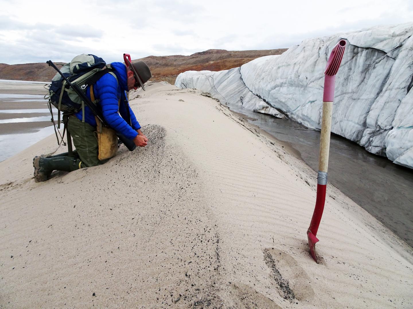 在格陵兰冰盖下发现的第一个陨石坑