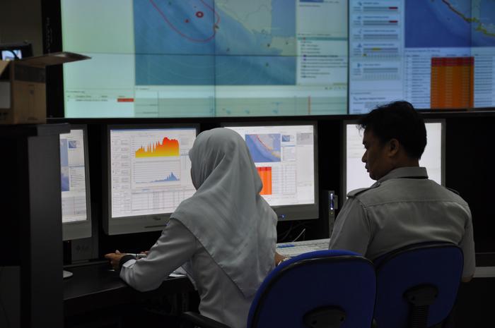 Work in the Indonesian GITEWS control room in 2009.