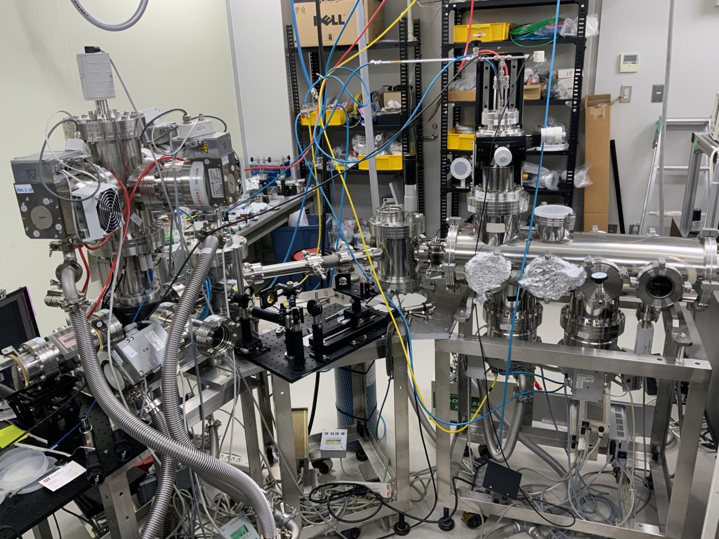 Femtosecond pulse light source and photoelectron spectrometer