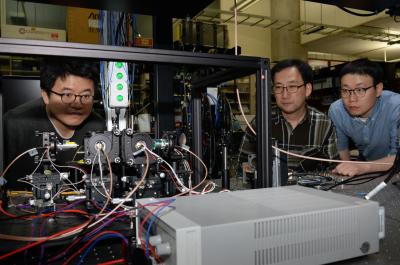 Image 1: ETRI Researchers Are Looking At a Self-Developed Polarization Encoding Chip