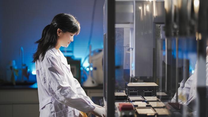 FU Qiaomei in her lab