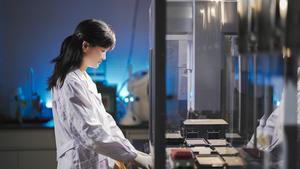 FU Qiaomei in her lab