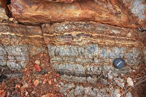 Rocks of the Pilbara Craton exposed on the surface: grey barite rock at the bottom, reddish stromatolites due to oxidation at the top