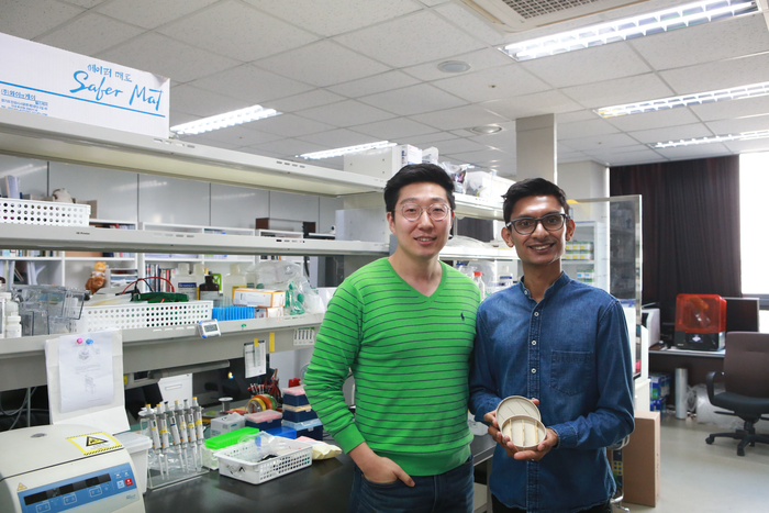 Professor Min Seok Kim(Left) and Student Aseer Intisar Tasnuf(Right) at the Department of New Biology, DGIST