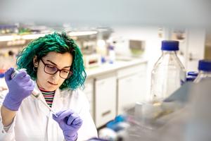 Silvia Caballero-Mancebo in the lab at ISTA