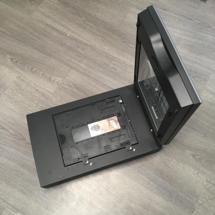 Demonstration of using a negative-film scanner with a £10 note