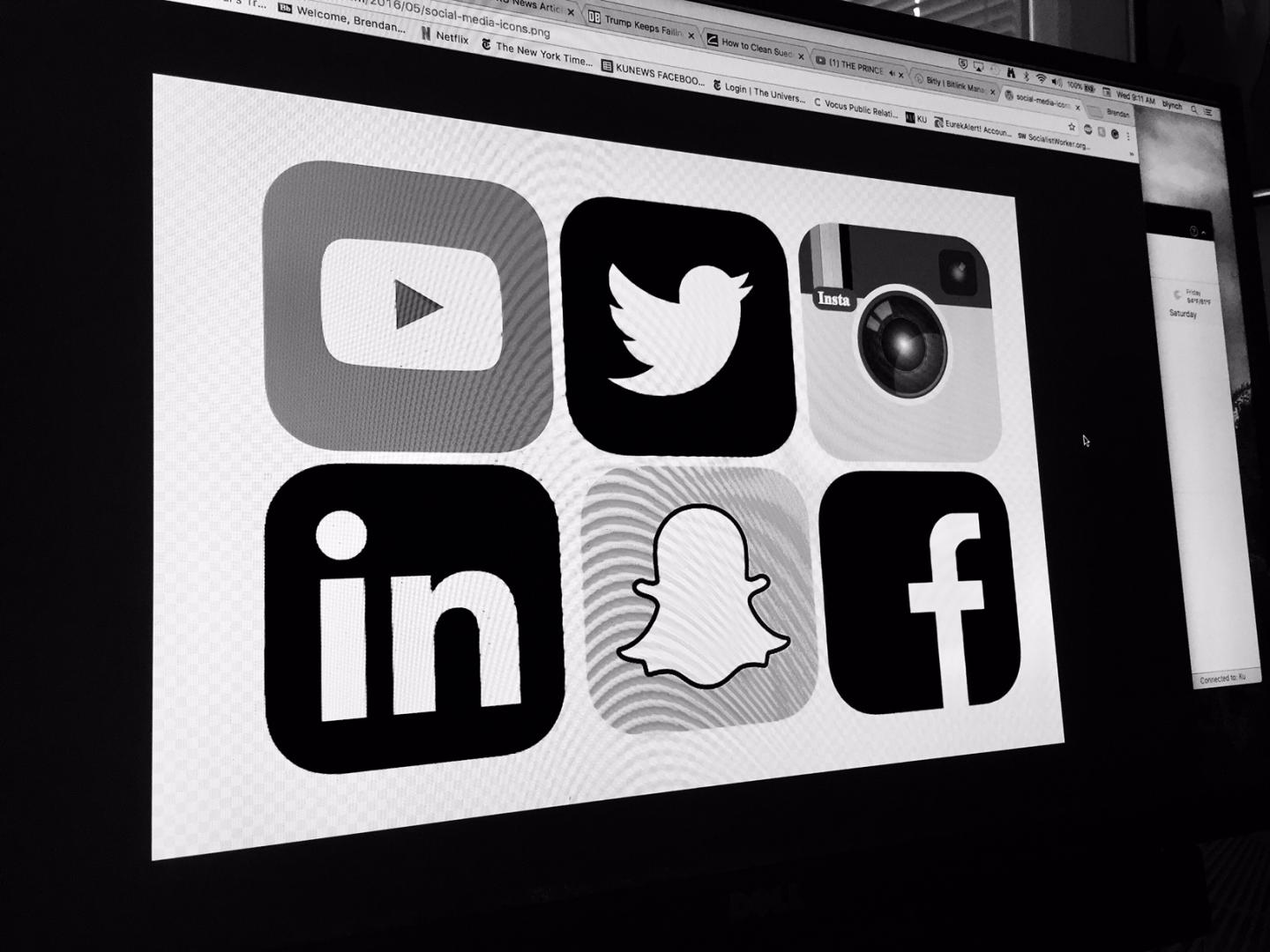 Researchers Say 'Attachment Style' Influences Social Network Behavior