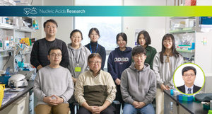 Professor Hongtae Kim (center) and Professor Kyungjae Myung (far right) in the Department of Biological Sciences at UNIST.