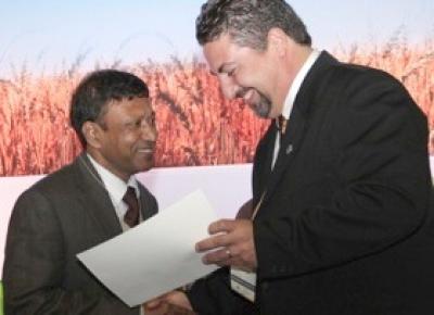 Chittaranjan Kole Receiving Award