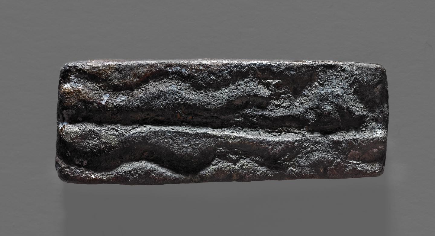 Rectangular Weight from Bronze with Pattern of 3 Lines