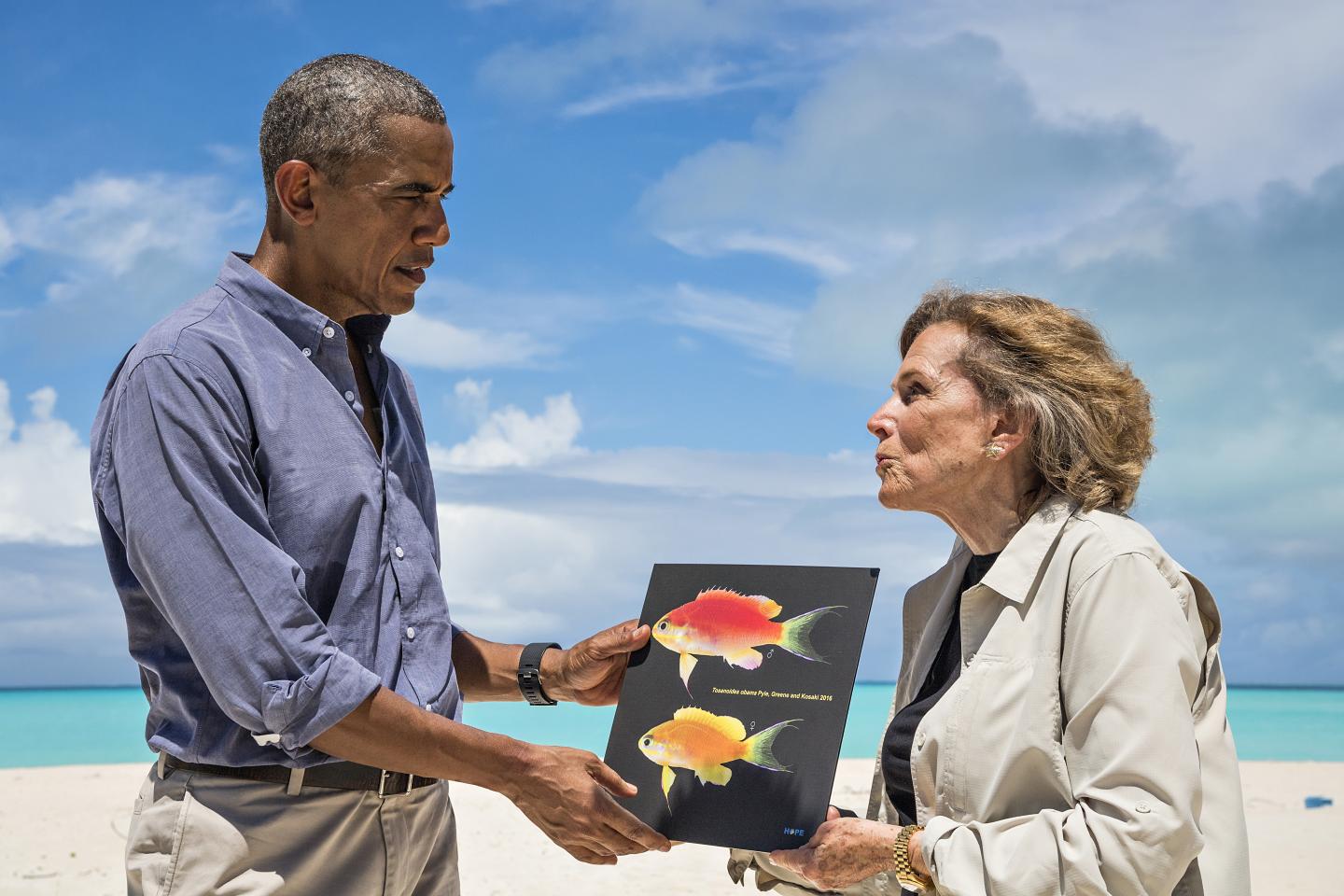 Dr. Sylvia Earle gives President Barack Obama a Photograph of <em>Tosanoides obama</em>